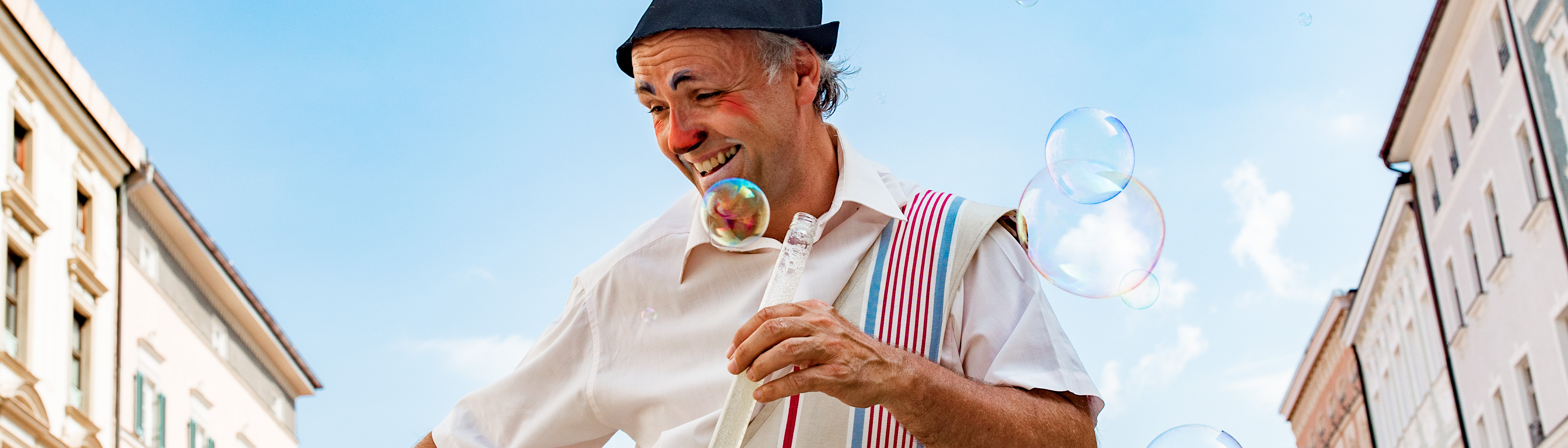 Für Kinder und Jugendliche Clown auf Max-Josefs-Platz