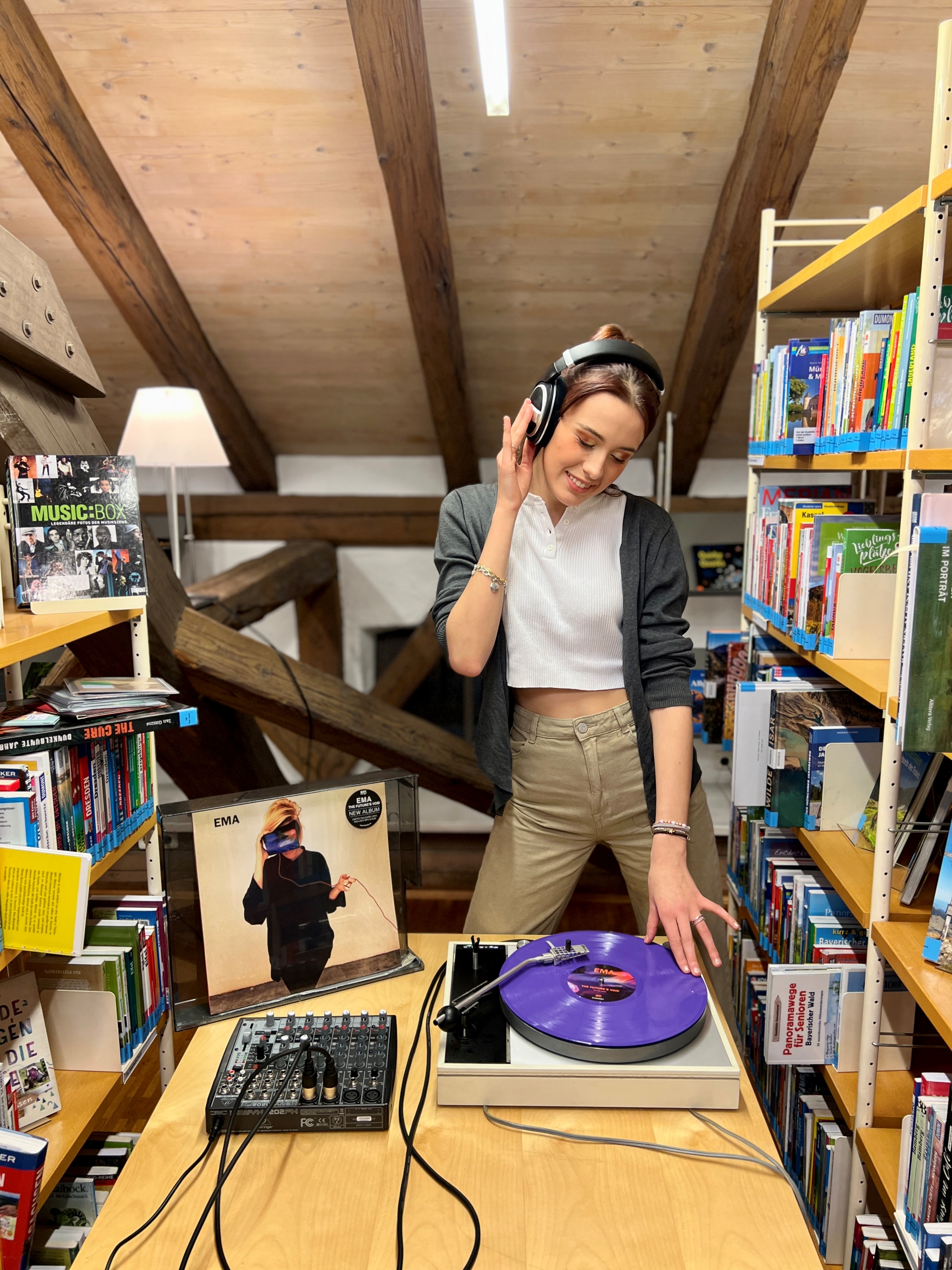 Nachtschicht - Open Mic, Spiele, DJs und mehr